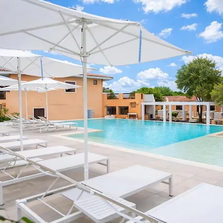 Hotiday Punta Sardegna 公寓式酒店 3*