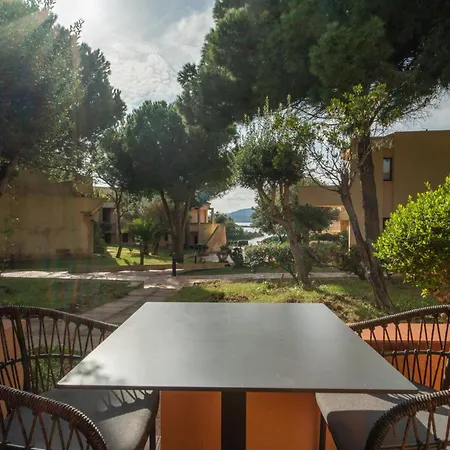 Hotiday Punta Sardegna 公寓式酒店 3*