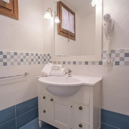 Hotiday Punta Sardegna 公寓式酒店 3*